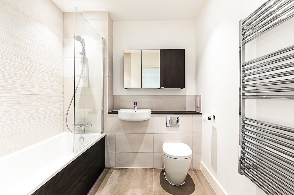 Modern 2-bed Flat With Terraces in Leyton