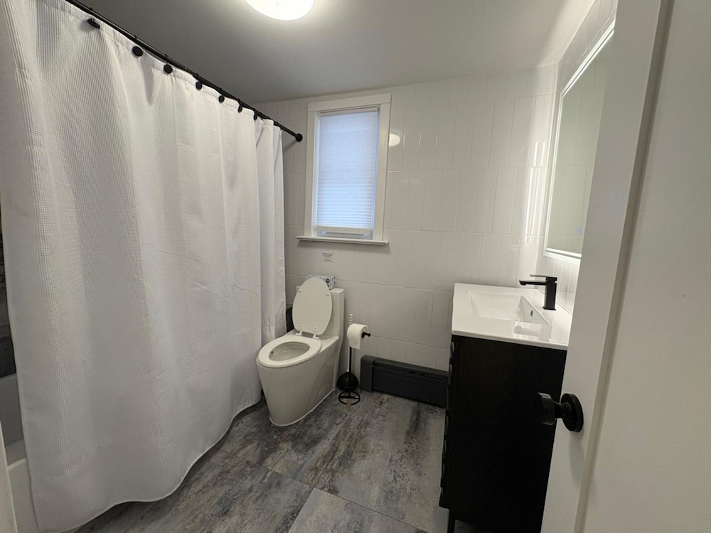 Budget-friendly Home Sleeps 16 Wifi Close to Minyan