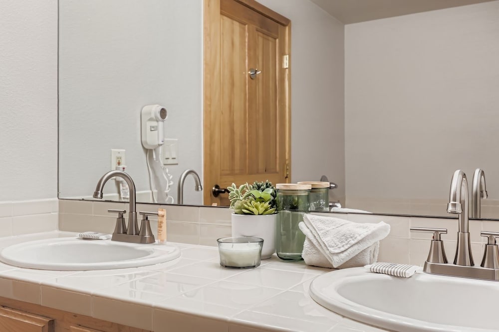 5094 Gateway 3 Bedroom Condo