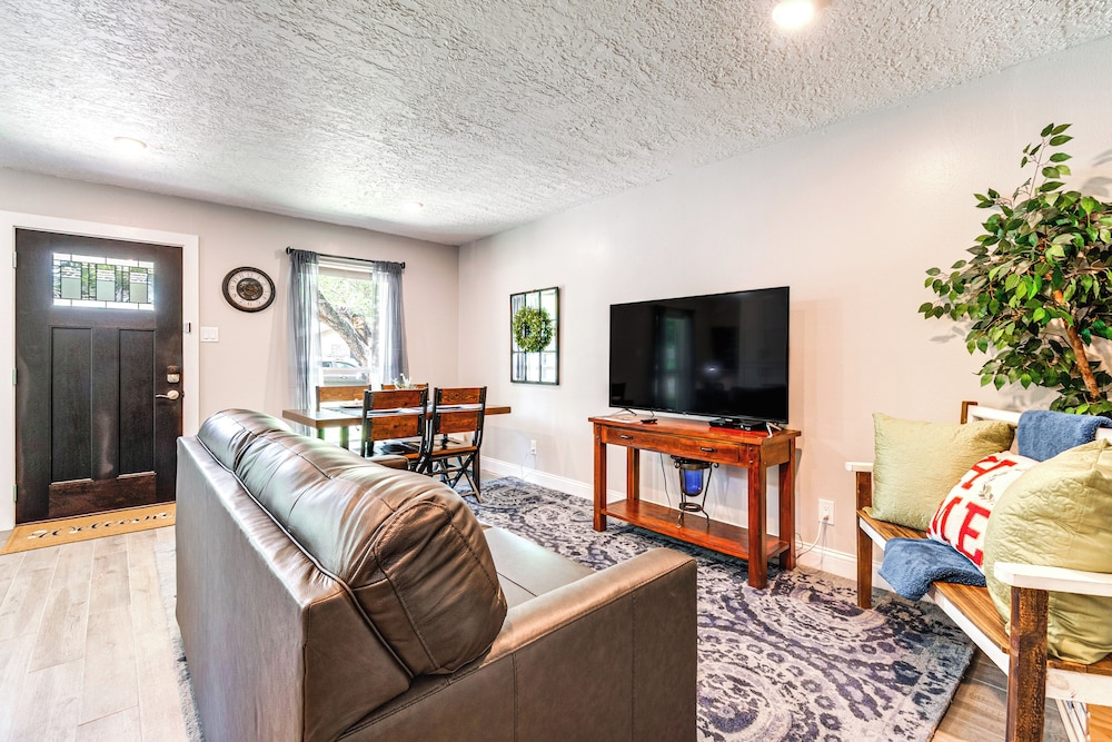 2 Mi to Texas A&m: Pet-friendly Duplex w/ Yard!