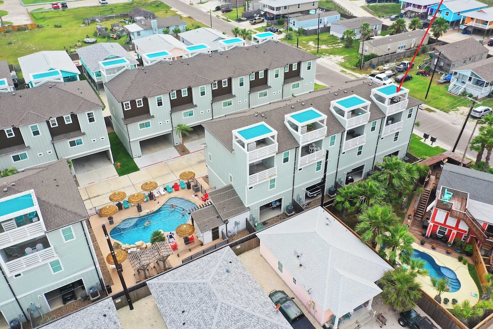Saltwater Pool, Rooftop Deck w/ View, Near Beach The Blue Crab by Avantstay