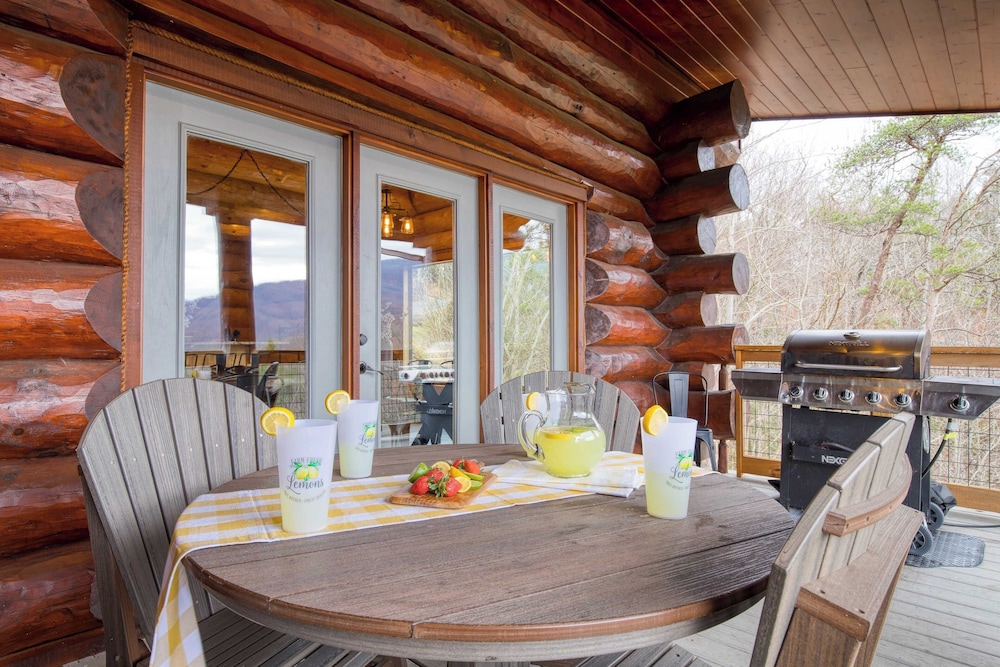 Luxury Cabin w Panoramic Views Firepit Game Room Pinnacle Chalet