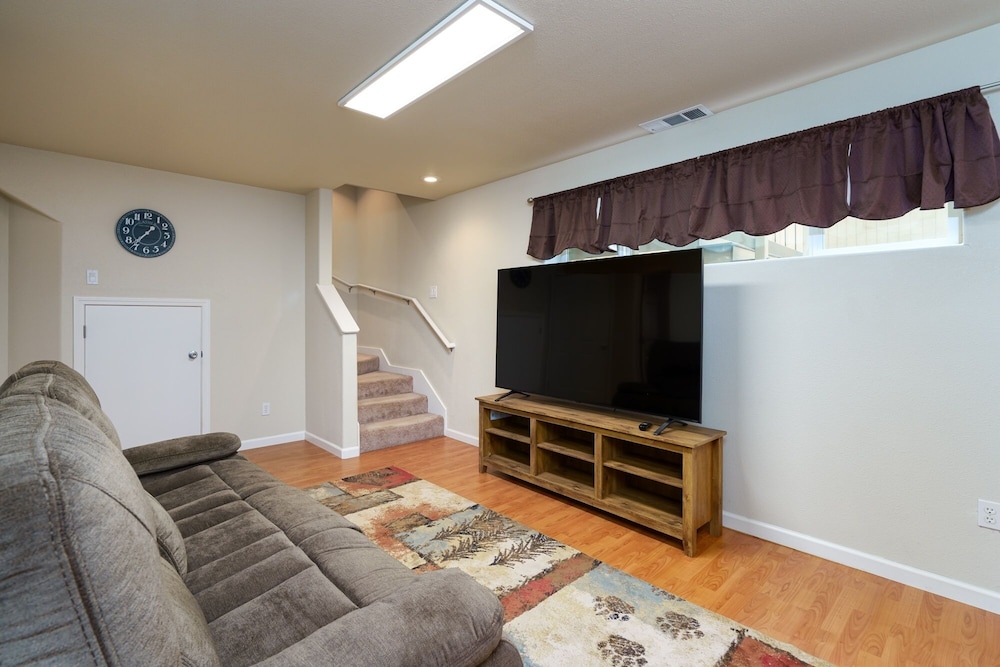 Cloudside - 2-Level Home Near Marina Beach by Yosemite Region Resorts view 4