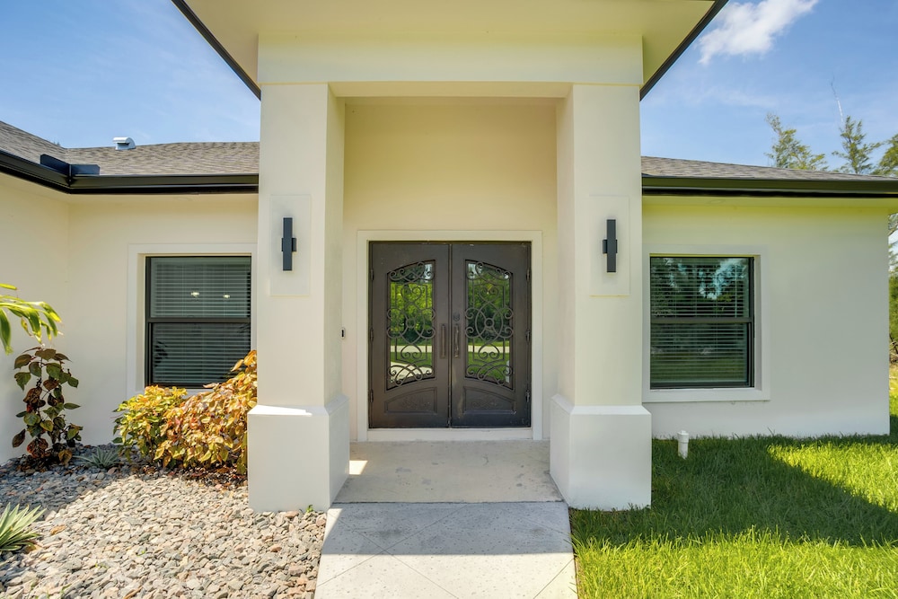 Golf Days & Beach Fun: Port Charlotte Home w/ Yard