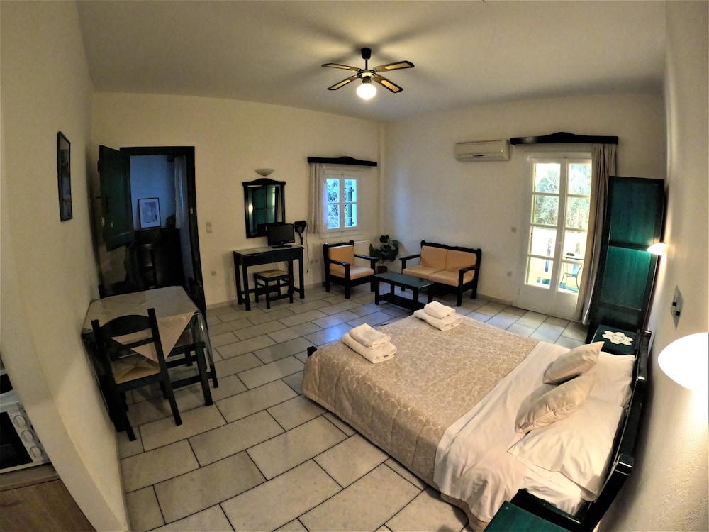 Studios Vrettos Beachfront Hotel