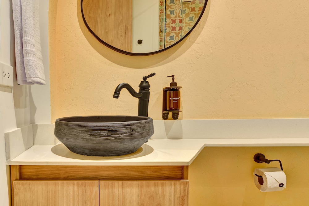 w Startling 2BR Apartment in Trendy Zona T