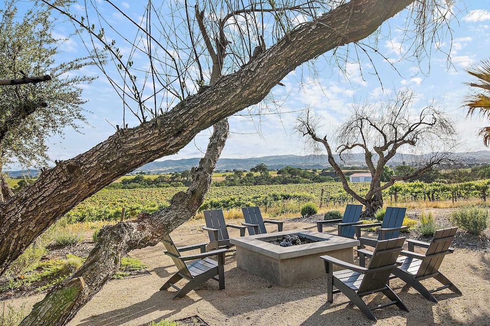 Wellsona Vineyard Retreat + Pool, Hot Tub, Views Main Home + Guest Home