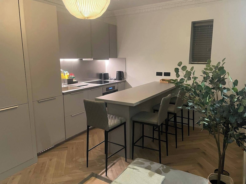 Nw119sg-modernapt-2guests-2br-1minhighstreet
