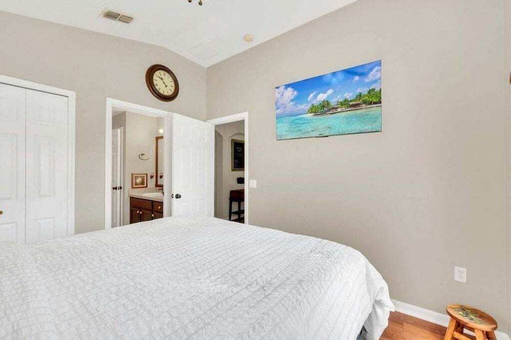 Large 4 bedroom Pool Home With Relaxing Vibes 4 Villa