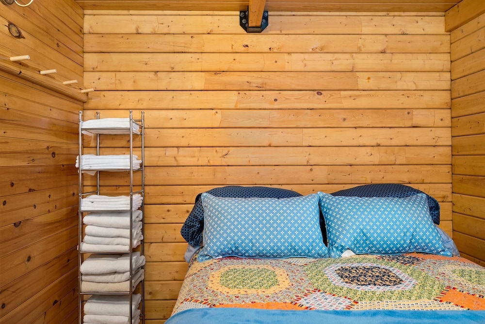 Amazing Getaway: Enjoy our Cozy Log Cabins on the Chesapeake Bay! view 5