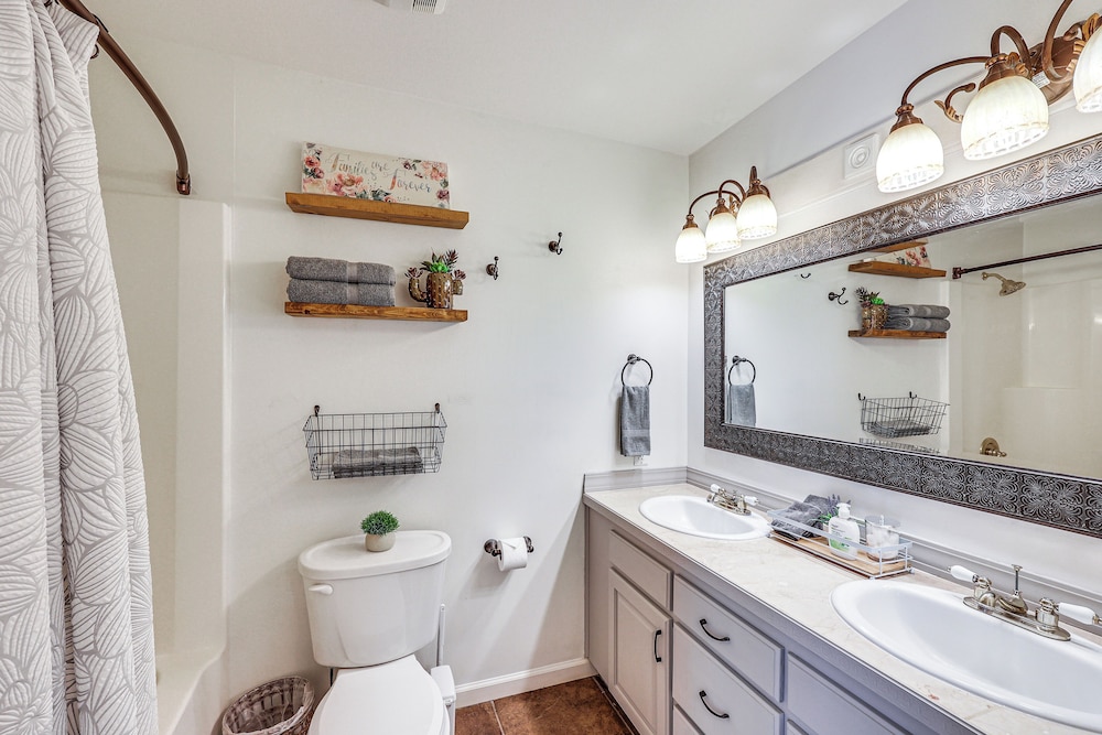 2 Mi to Downtown: Work & Play at El Dorado Getaway