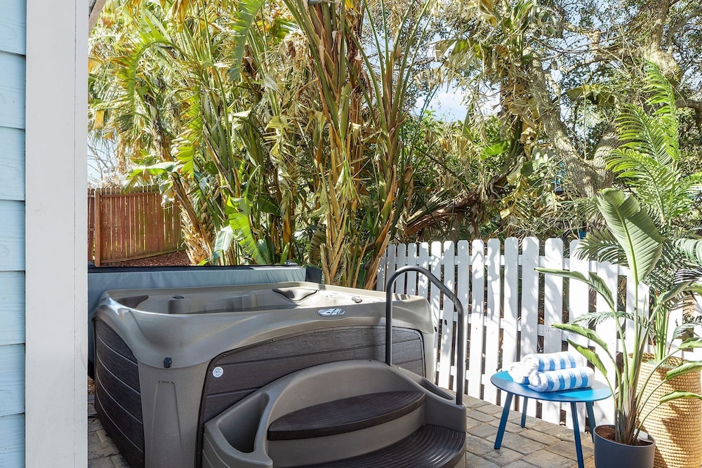 Cottagecore Coast Deck Hot Tub Surf-centric Neighborhood Kids Suite