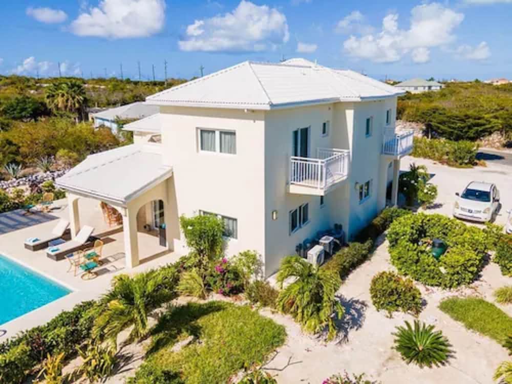 Hotel The Sapphire Villa - Image 1