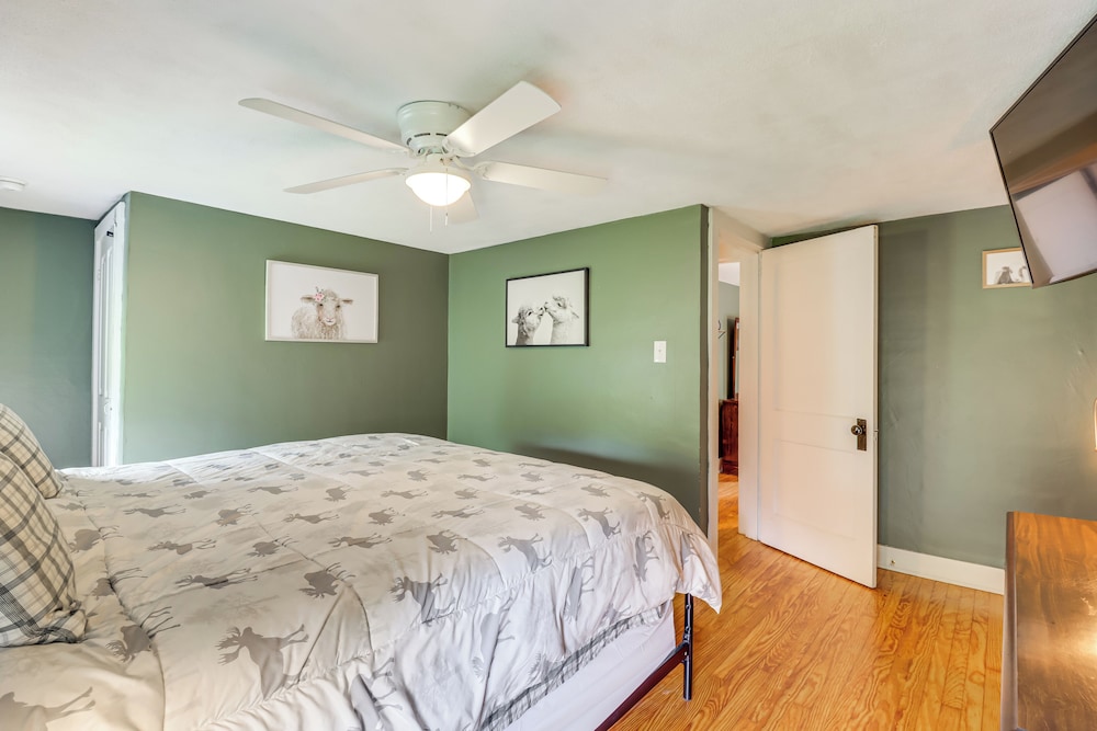 Walk to Saylors Lake: Townhome w/ Shared Perks!