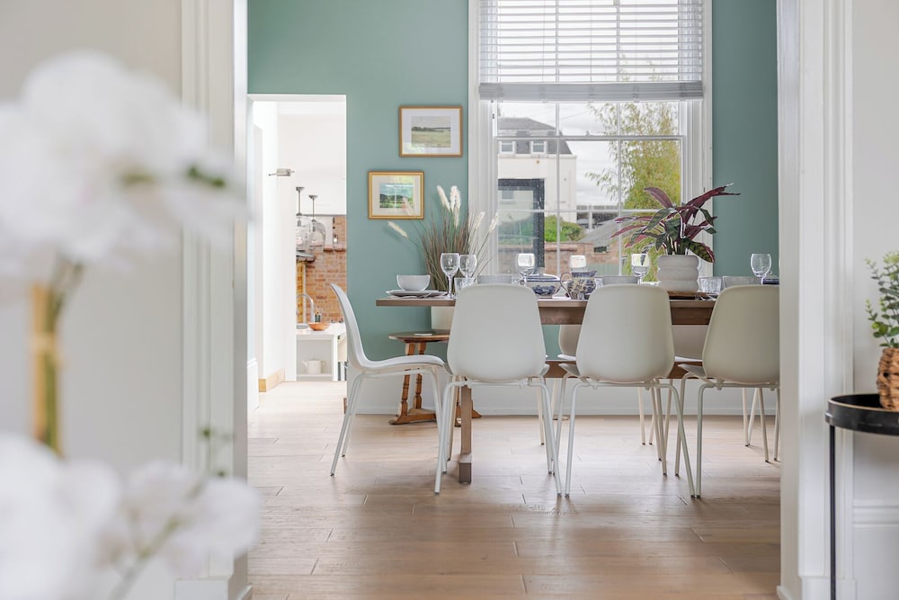 Elegant Townhouse&Basement in Leamington