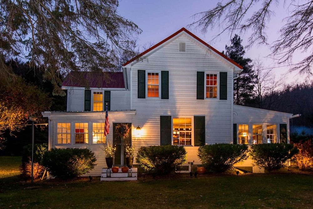 3-acre Lodge w/ Snowmobile & Four-wheeling Trails view 3