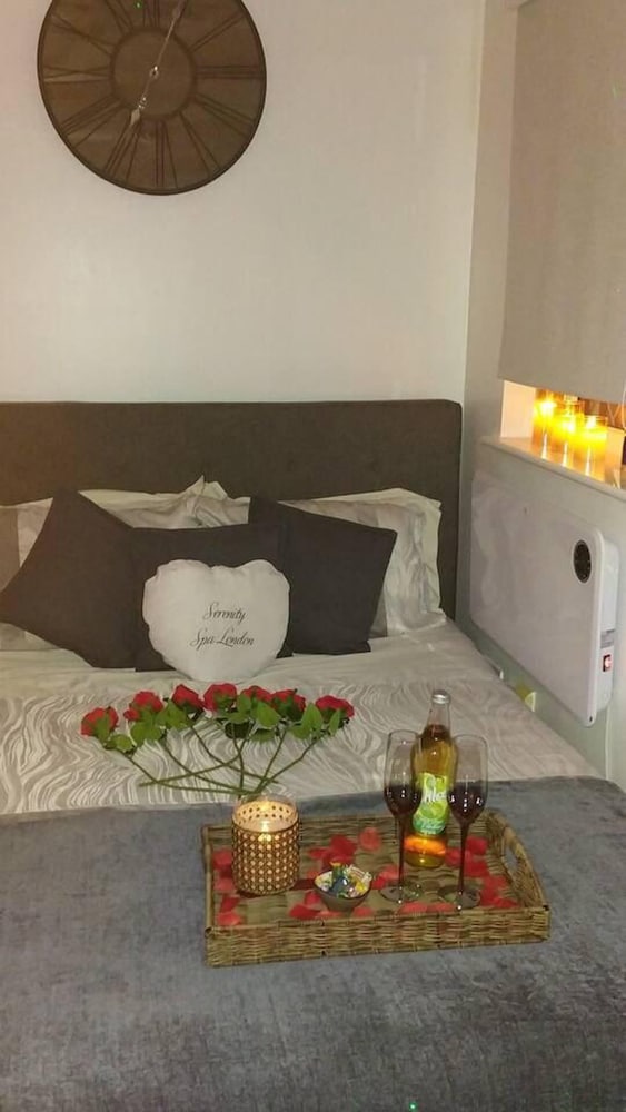 1-bed Apartment With Private hot Tub, Sauna & gym view 5