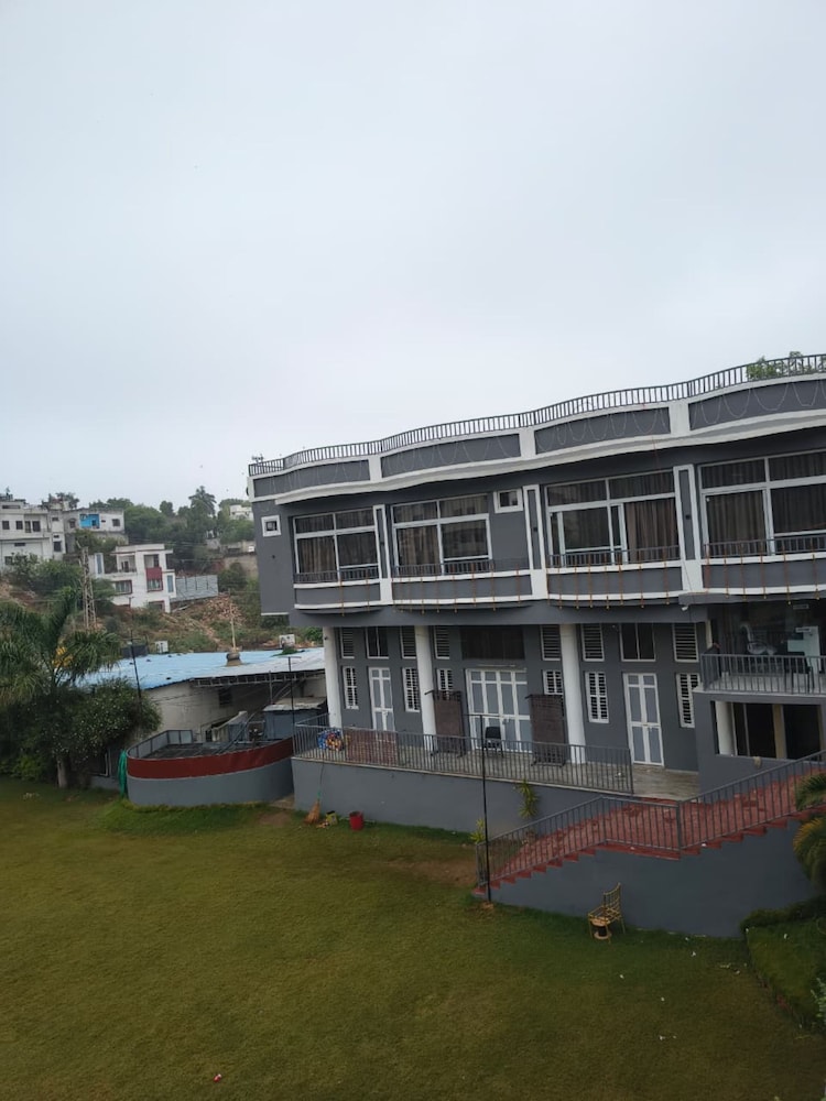 Shree Vallabh Resort