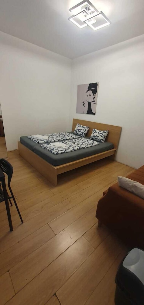 Group Stay 3 Apts Near Enkplatz