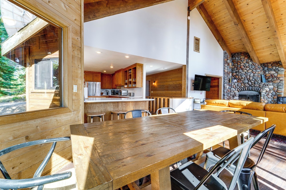 6 Mi to Ski Slopes! Family Tahoe Cabin w/ 3 Decks