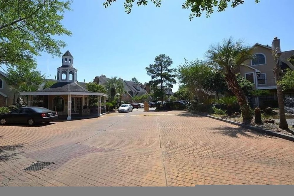 Upscale 1BR Condo in Med Center