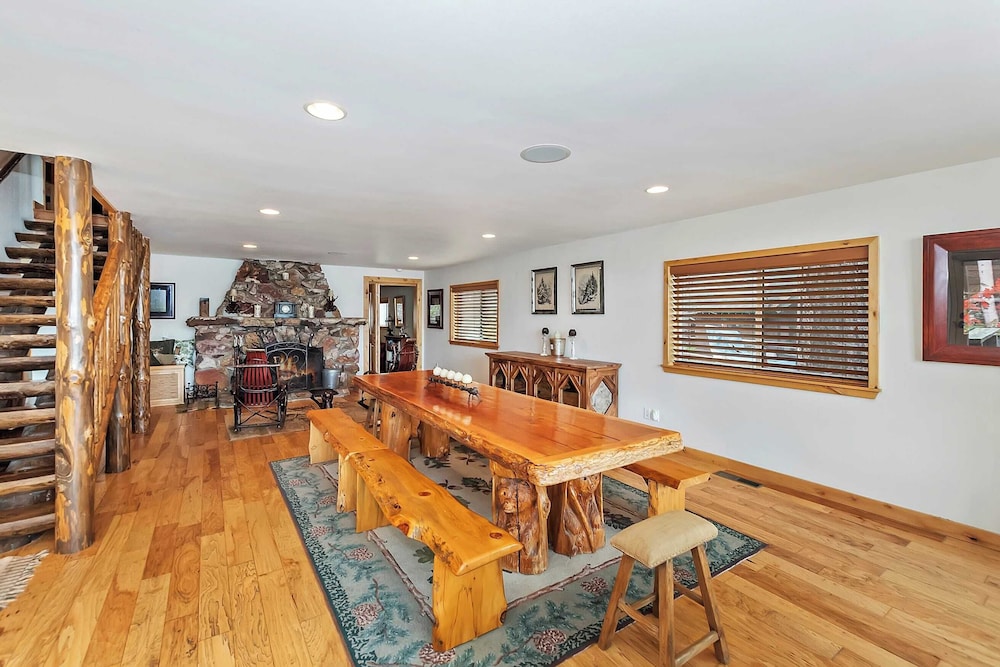 2 Lakefront Homes by Avantstay Sleeps 23, Private Dock+beach, Hot Tub, Fire Pit, Deck Views