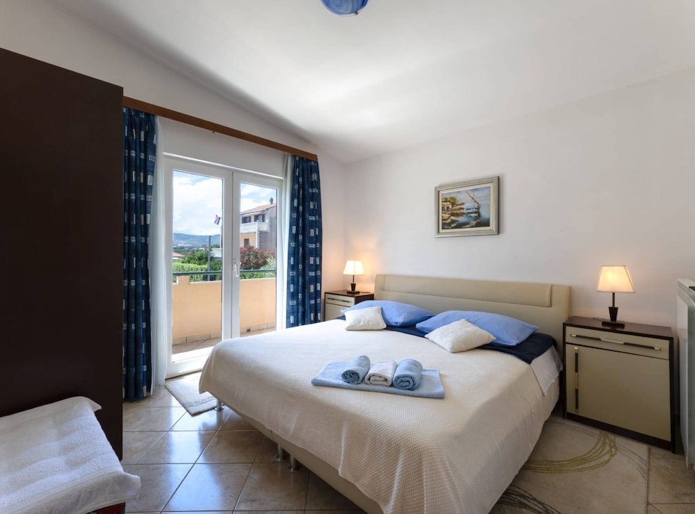 Bright and Spacious Apartment With Terrace in Kastel Stafilic