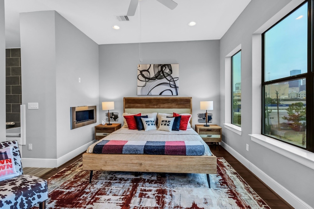 Modern, Houston Inspired House W/ Best Views Of Downtown! - Less Than 1 Mile To Eado/midtown Bars 3 Bedroom Home by Redawning