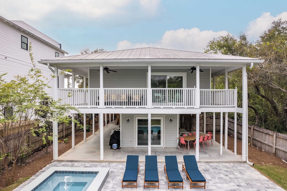 Dolphin Days by Avantstay Pool, 0.2mi to Beach!