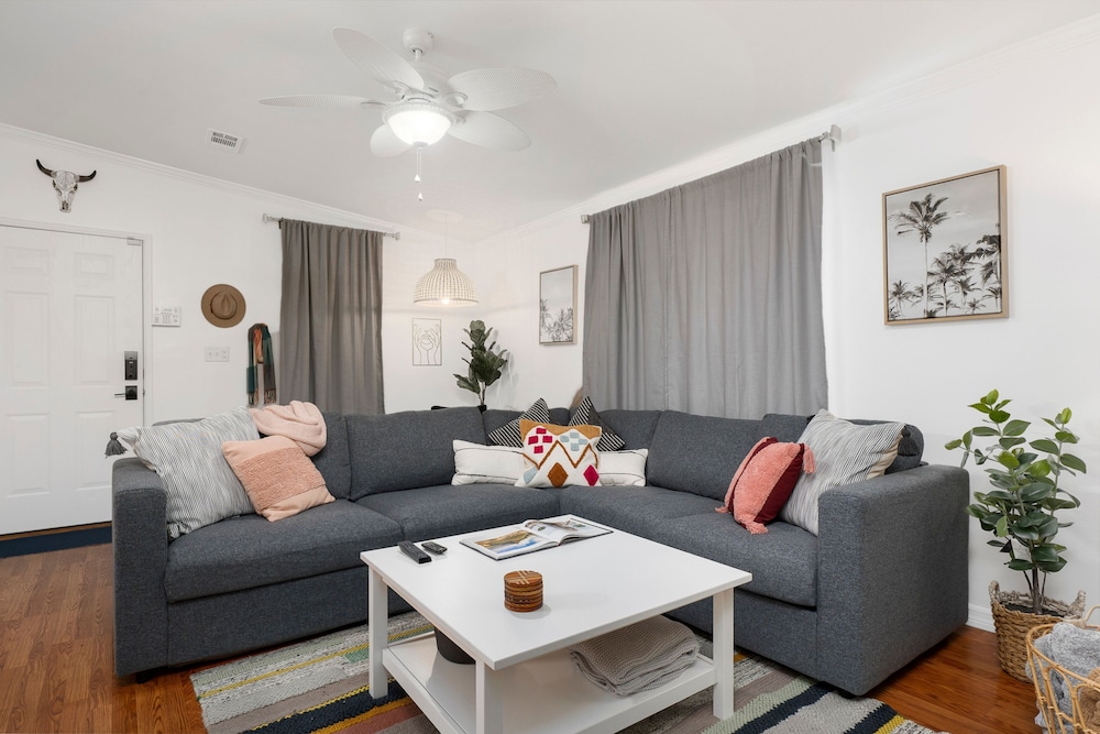 Bright 4BR Home Near Beach Historic Downtown