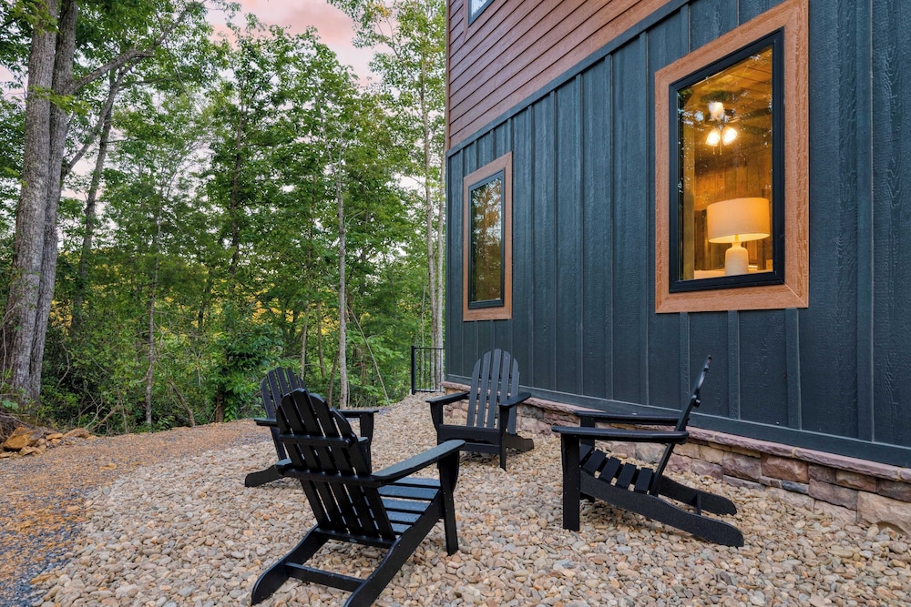 Luxe Cabin w/ Hot Tub, Views & Game Room Sleeps 10 Do Good Holler by Avantstay