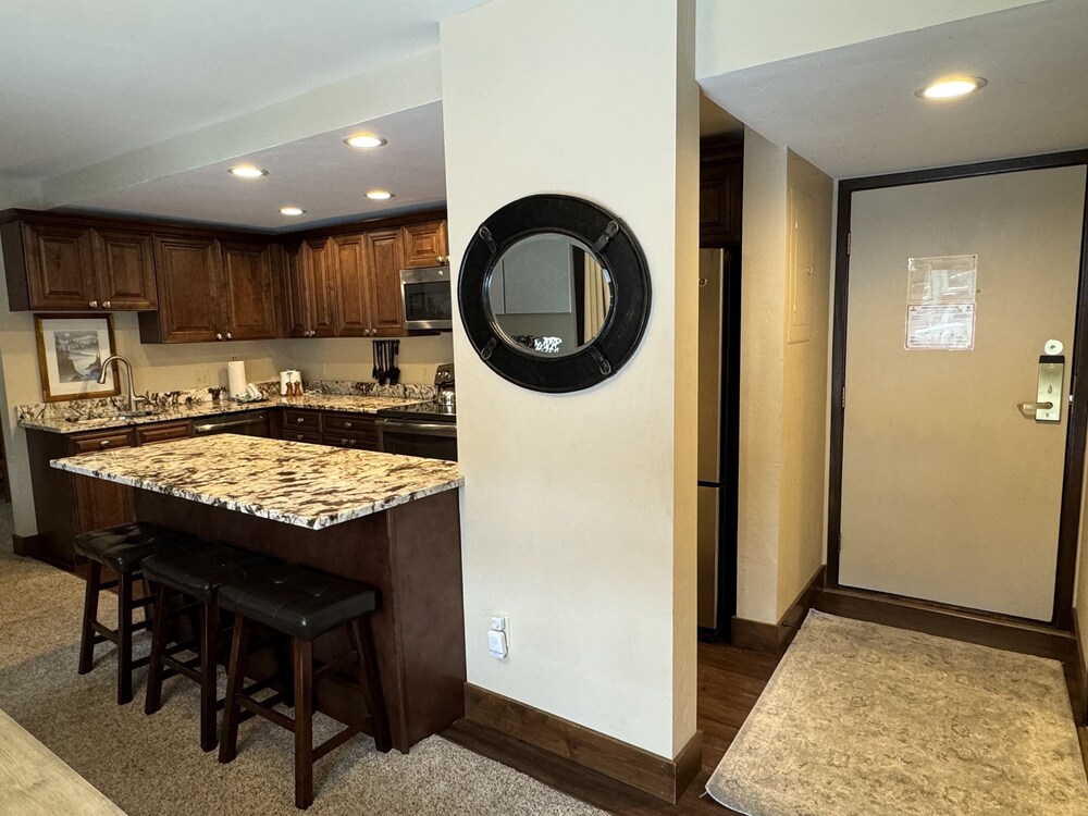 Beautiful Renovated 3br In Keystone 3 Bedroom Condo