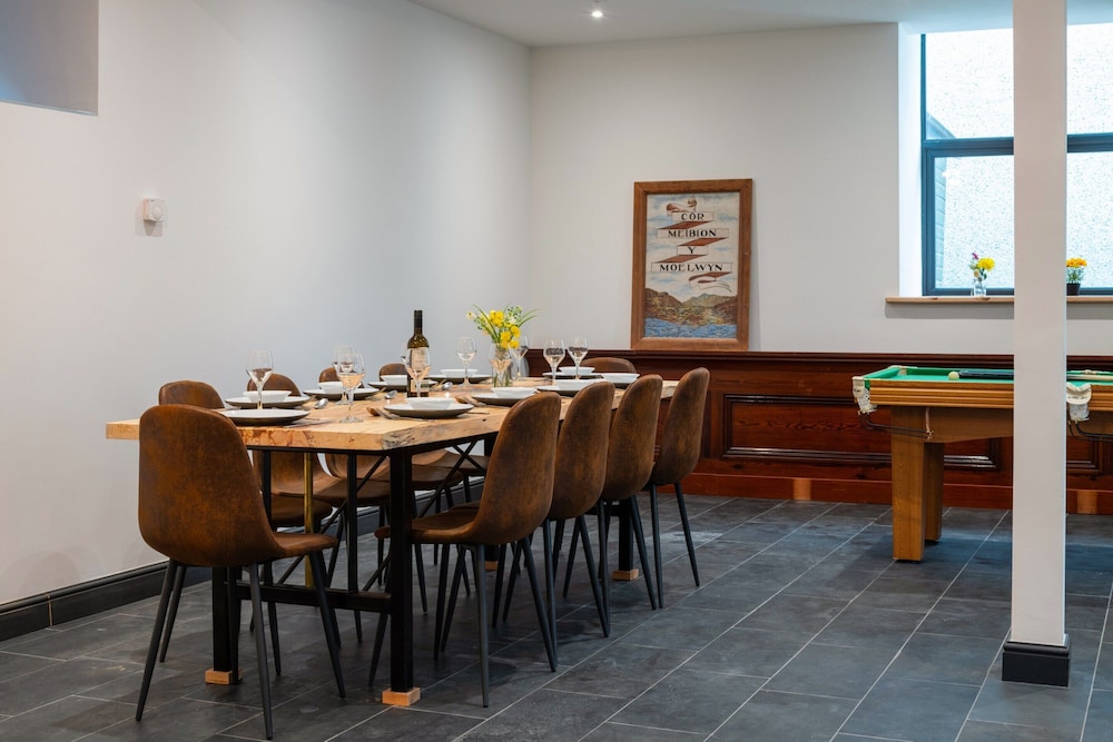 Beautiful 5 Bedroom Apartment in Capel Salem