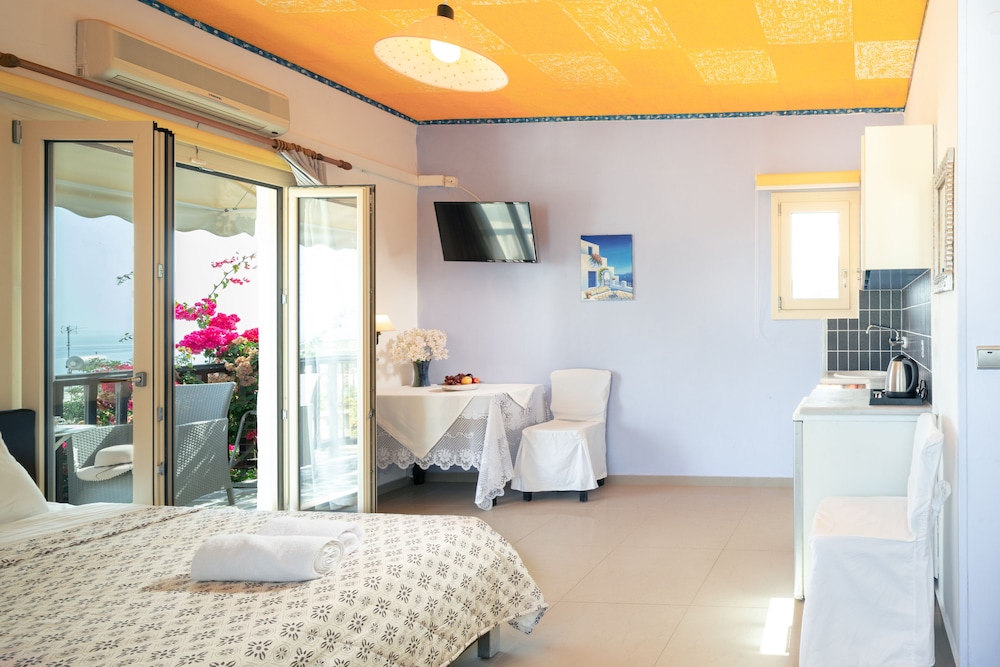 2 Bed Apartment - Sleeps 8 - Pool, Patio, Views view 3
