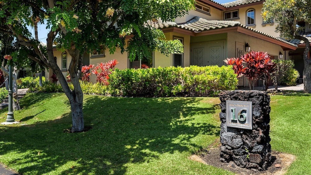 Tropical Escape w/ Lanai, BBQ & Resort Amenities - Vrkcv