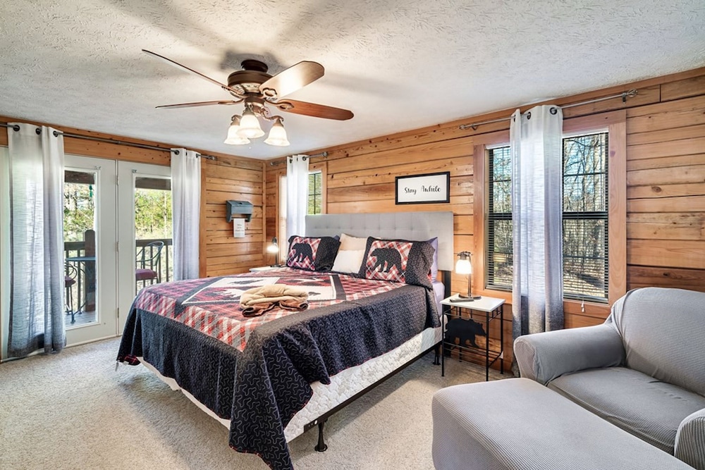 Stunning Cabin w Hot Tub Pool Table Arcades
