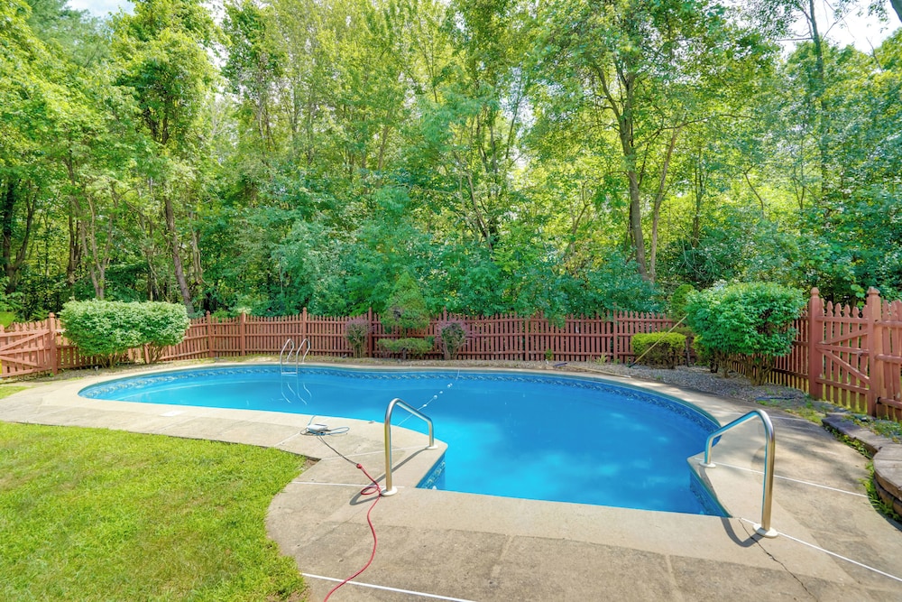 Luxury Mansion Rental w/ Rec Room in Niskayuna!