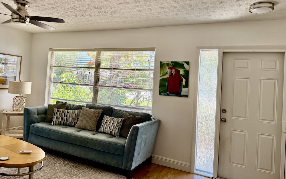 Naples Park Cottage 106th 6 Blocks Off Ocean 2 Bedroom Home