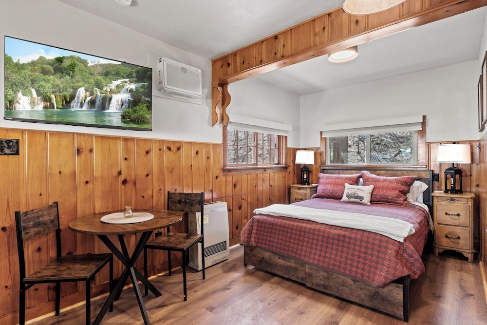 Timber Lodge Cabin 6