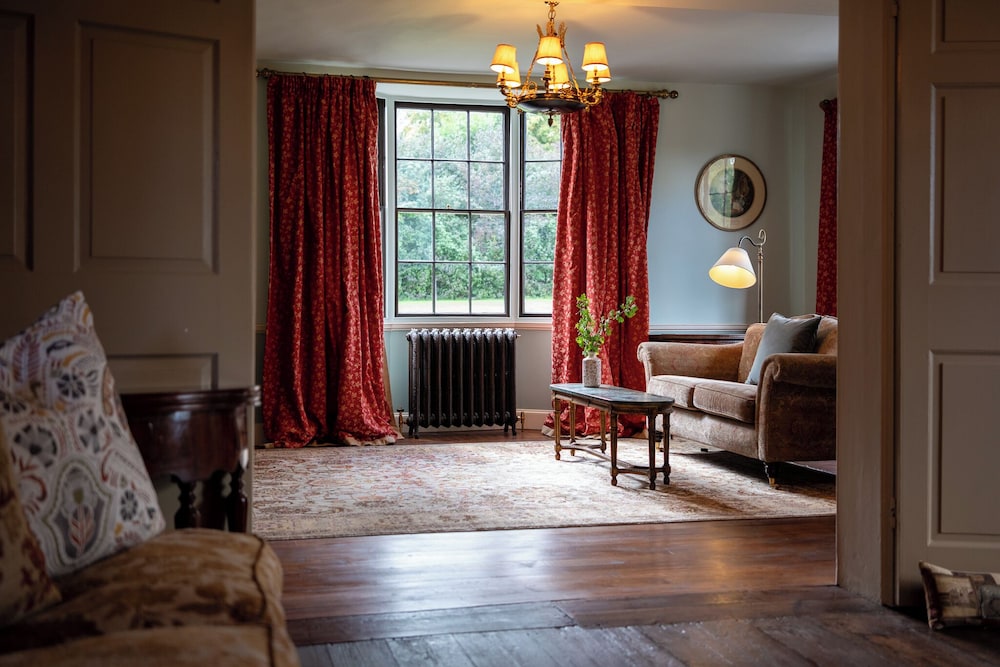 Stunning 4BD Home in Worcestershire