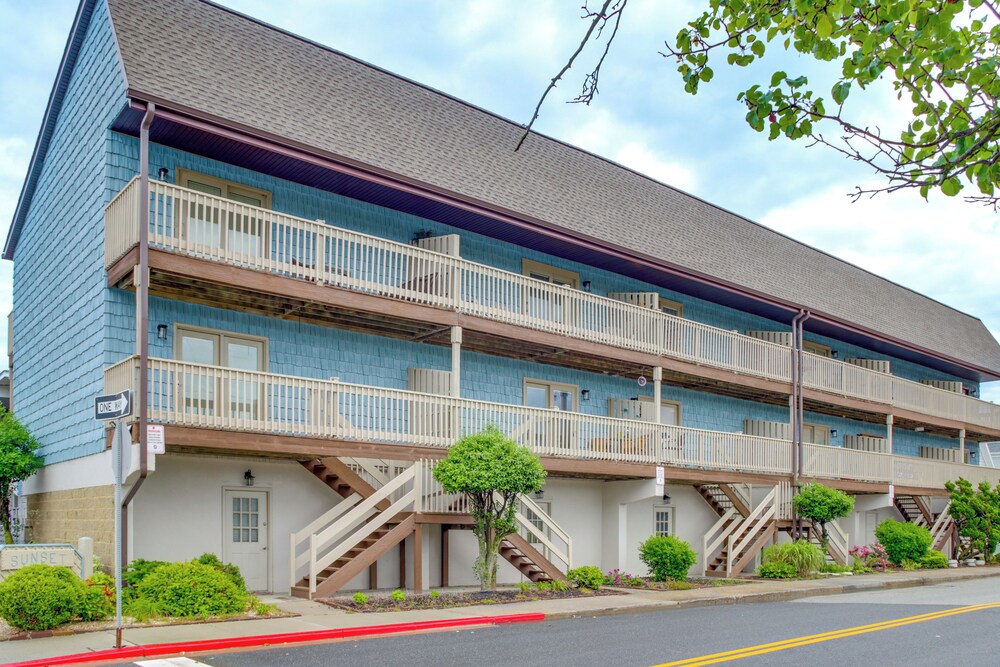 Ocean City Getaway w/ Balcony, Steps to Boardwalk!