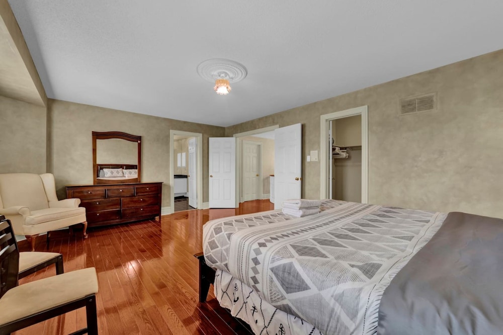 Mississauga Retreat Your Spacious 5-bedroom Home