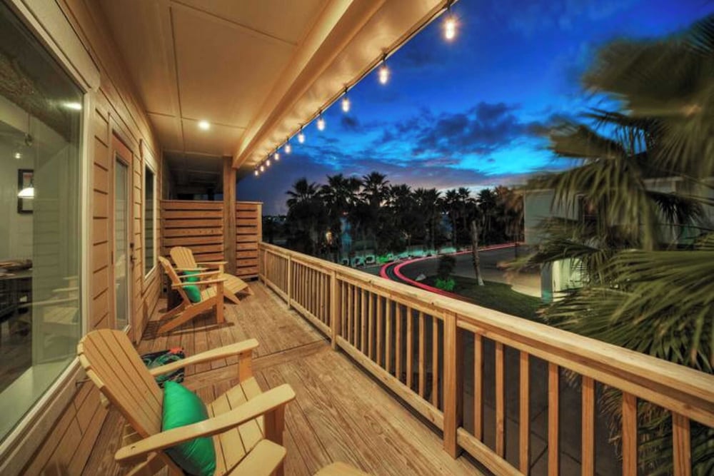 2 Homes in Las Palmeras by Avantstay Sleeps 18, Resort Pool + Private Patio Walk to Town, Golf Cart Zone