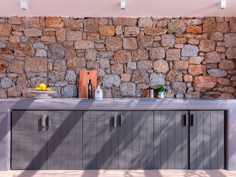 Kounoupas Complex by Mykonos Rocks