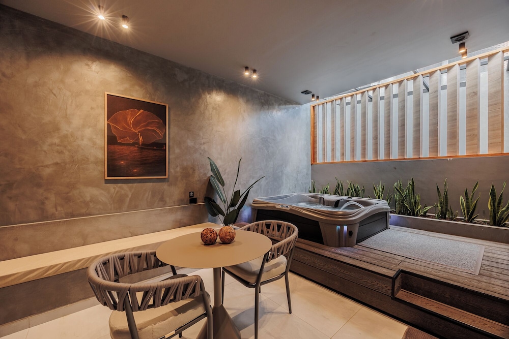 10th Street 3 Bedroom Jacuzzi & Billiard