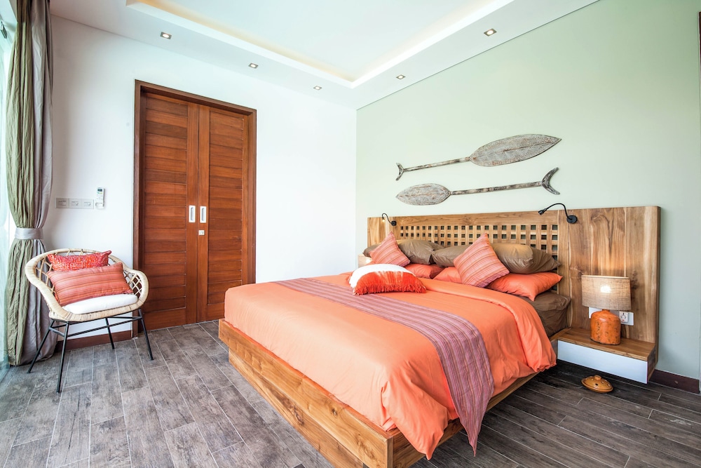 Dreamy 5BR Haven, 200m to Berawa's Blissful Beach photo 3