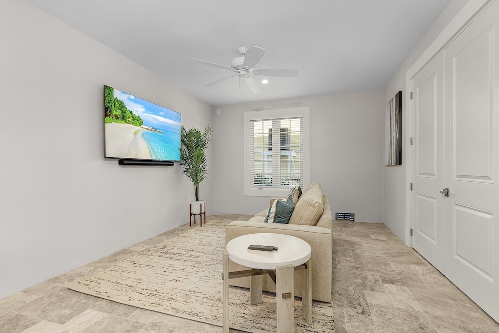 260 Coastal Luxe Retreat: 5bd/4.5ba, Pool & Spa, Water Views 5 Bedroom Home