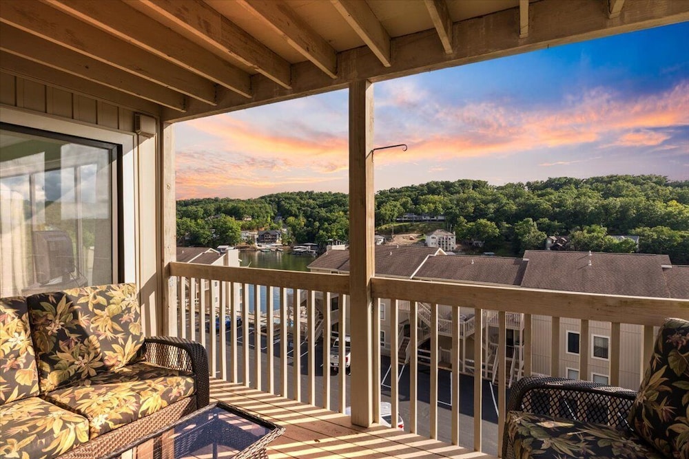Lakefront Condo w/ Screened Patio, 3 Pools, Boat Slip in Osage Beach