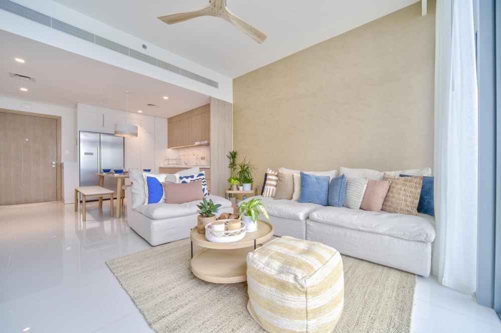 Luxury Sea View Living on Emaar Beachfront