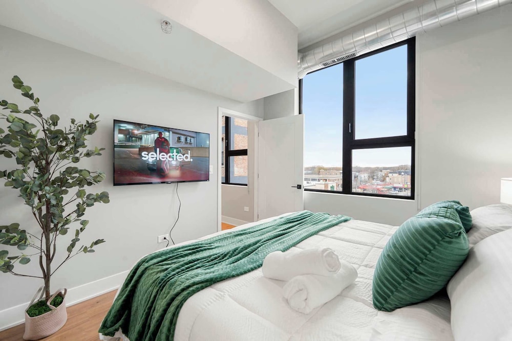 Edgewater Gem Stylish 2BR Apartment Near Lake